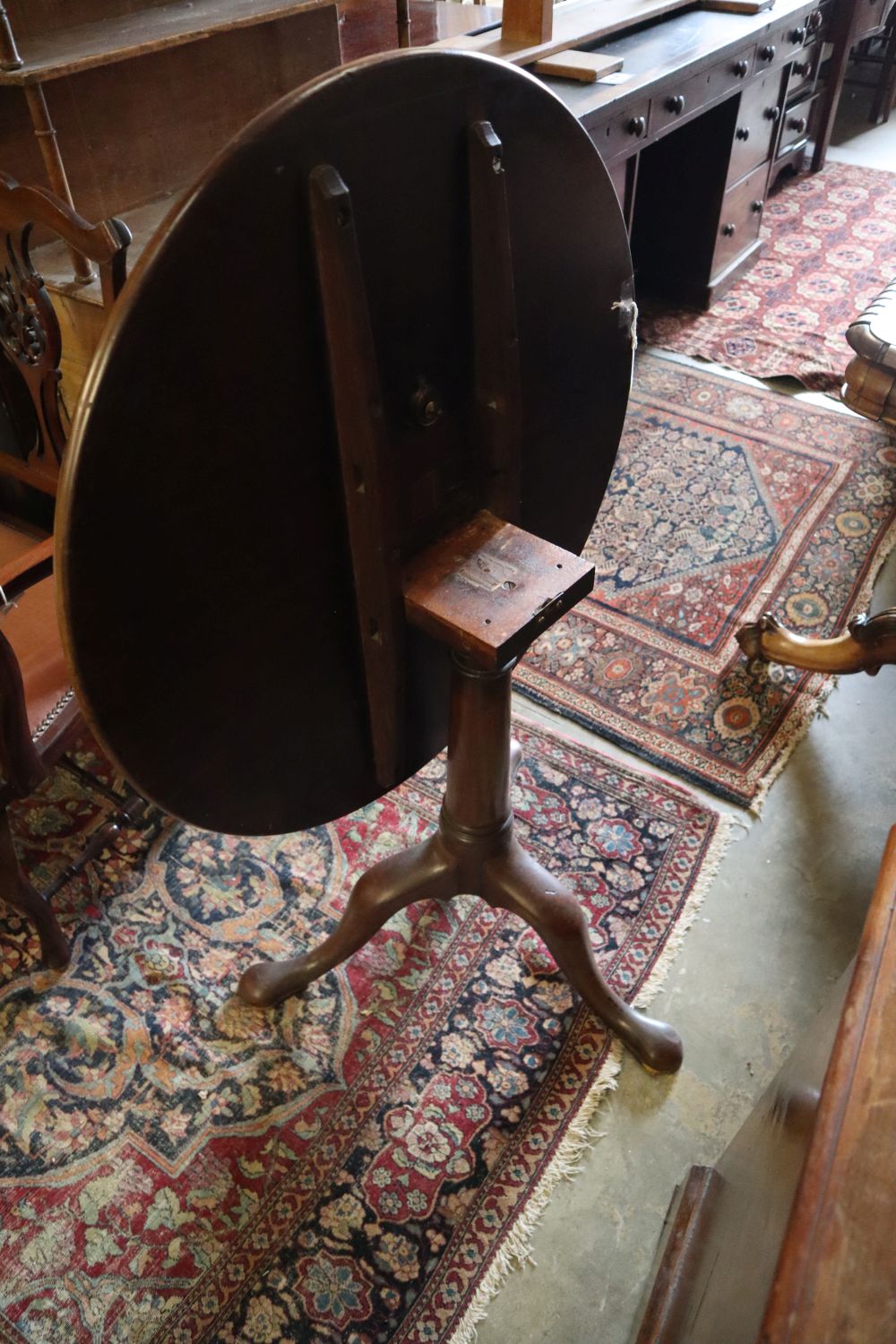 A George III mahogany tilt-top occasional table on tripod base (top repaired), diameter 77cm